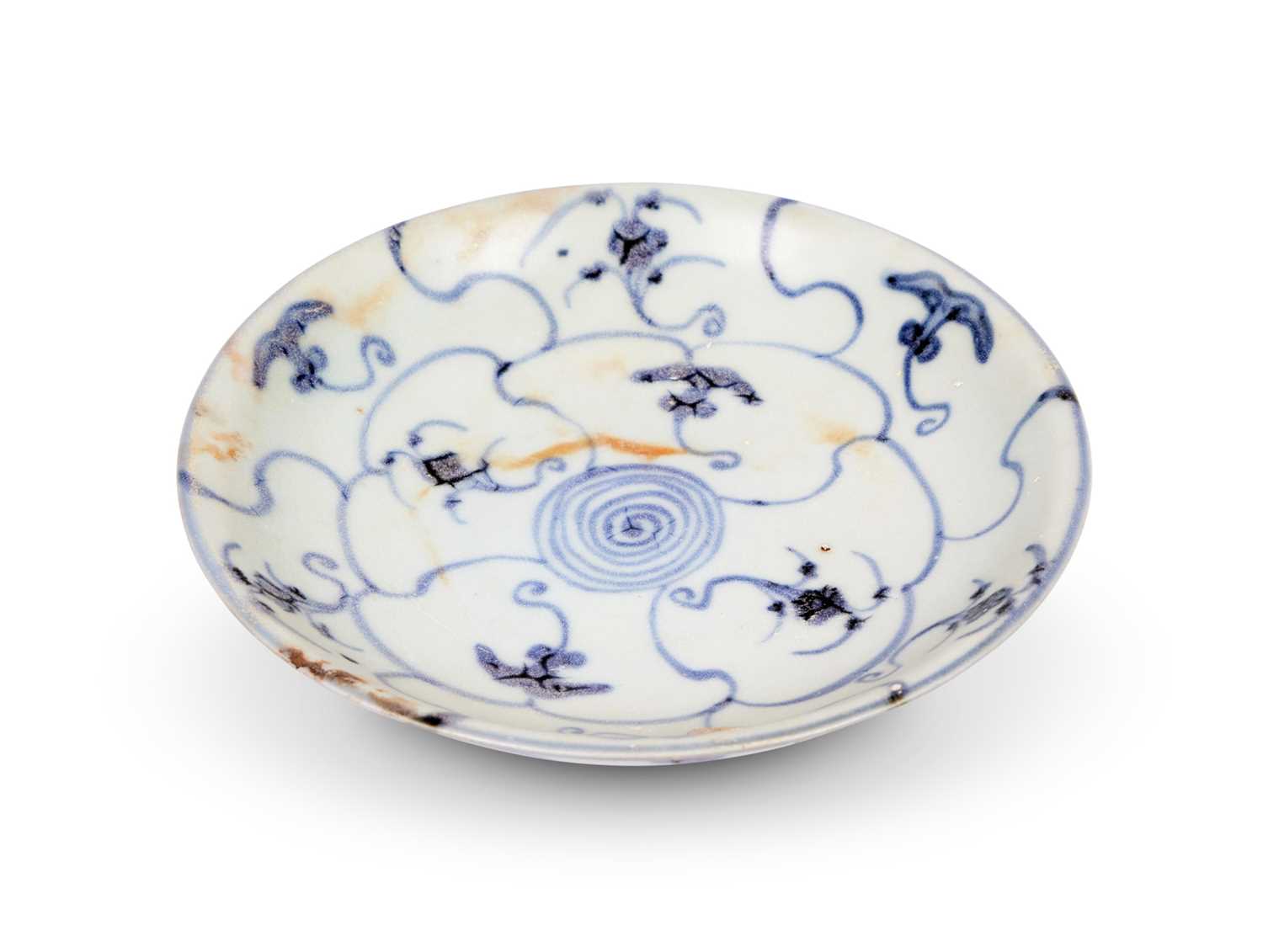 AN EARLY 19TH CENTURY CHINESE PORCELAIN PLATE RECOVERED FROM A SHIP WRECK