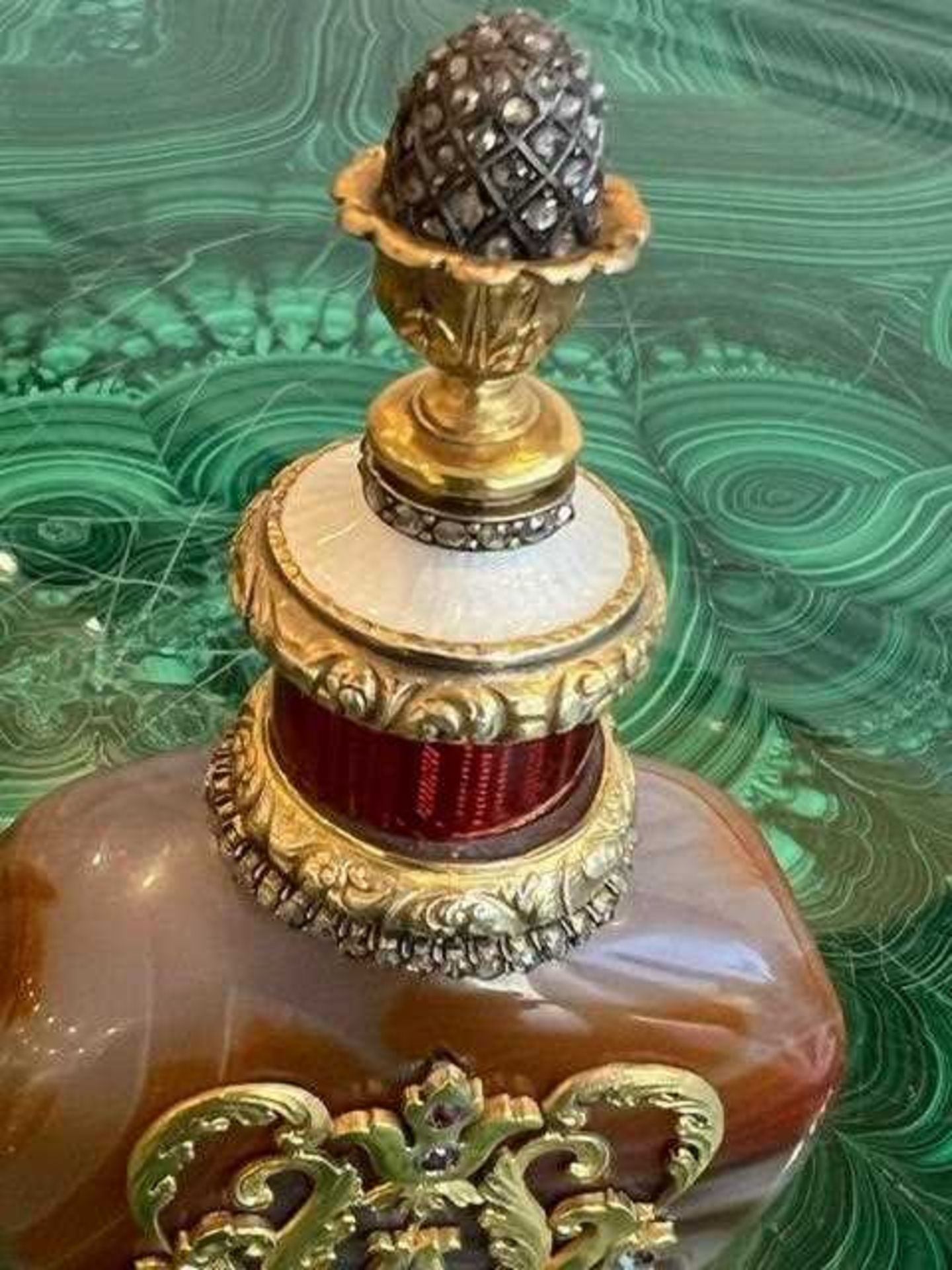 A FABERGE STYLE SILVER GILT, DIAMOND AND ENAMEL MOUNTED AGATE PERFUME BOTTLE - Image 9 of 14