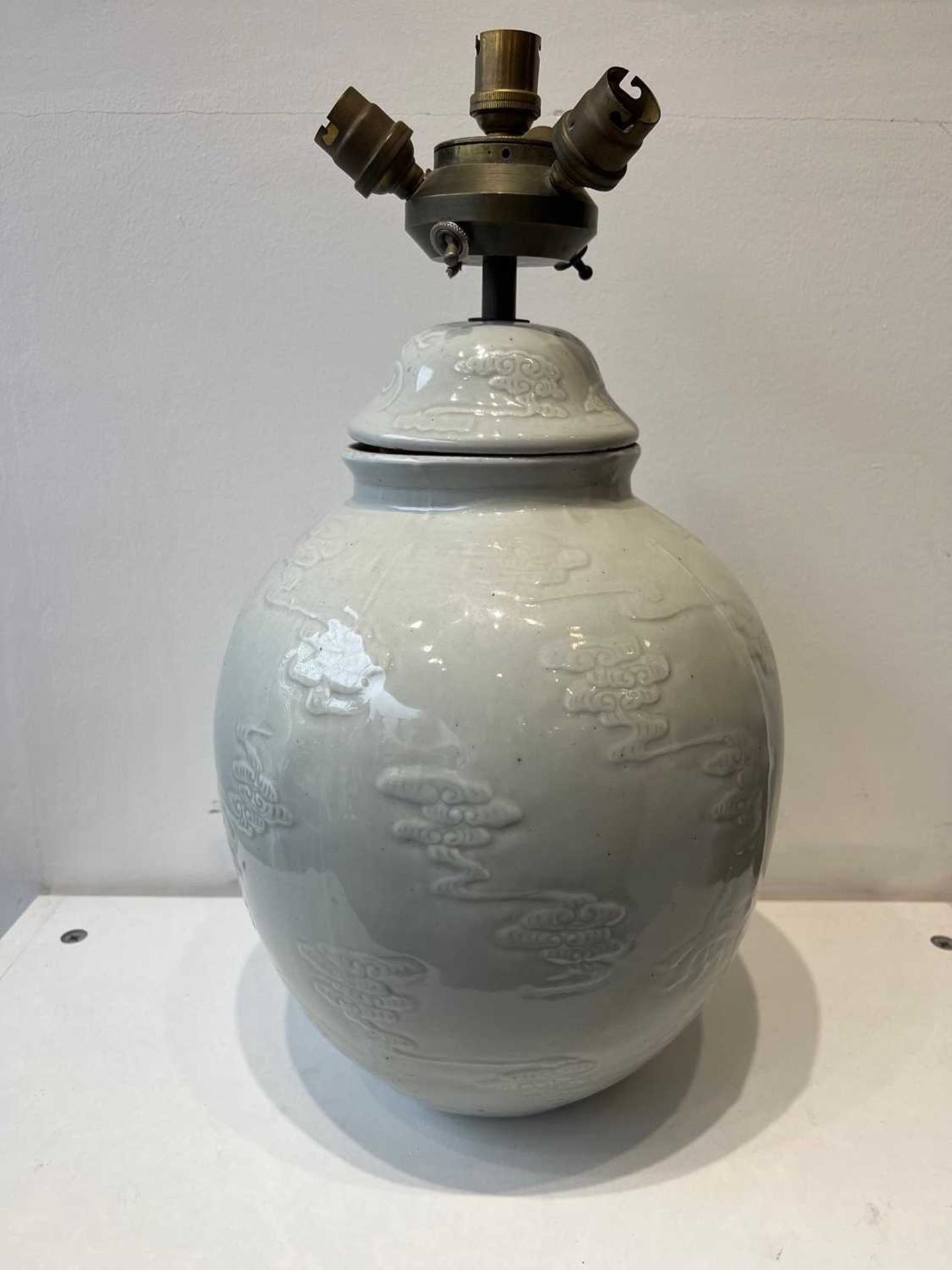 A CHINESE CELADON PORCELAIN VASE LAMP - Image 8 of 11