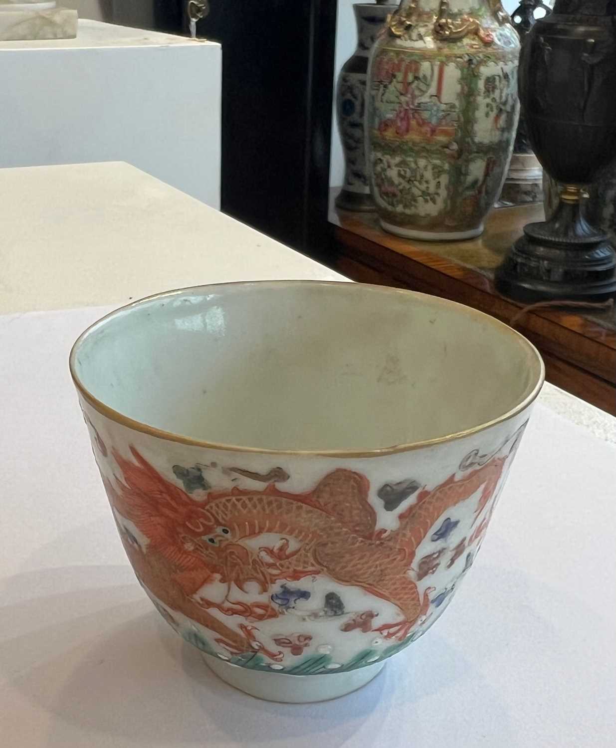 A 19TH CENTURY CHINESE GUANGXU PERIOD FAMILLE VERTE PORCELAIN WINE CUP - Image 9 of 11