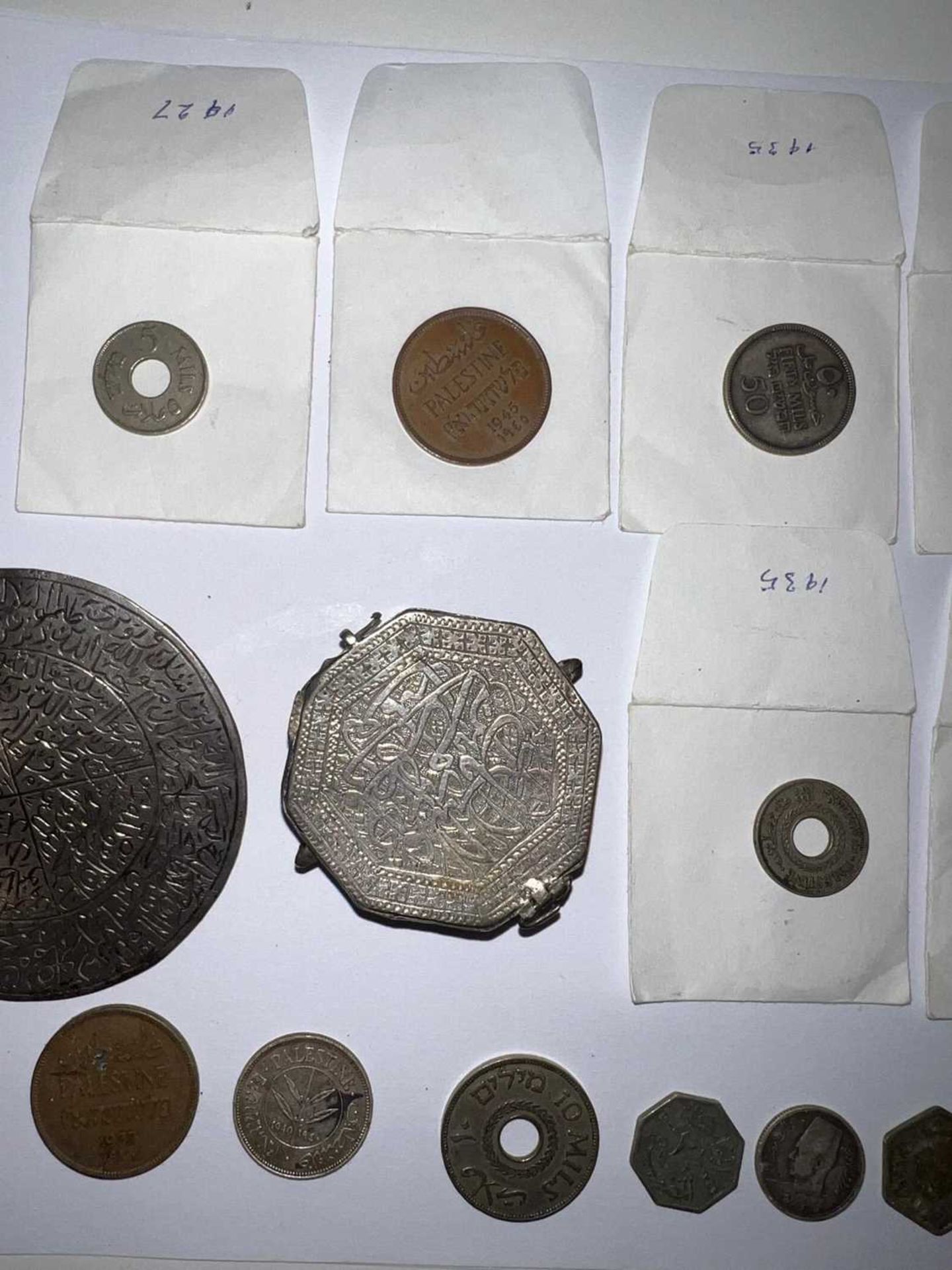 A COLLECTION OF PALESTINIAN COINS AND METALWARE - Image 4 of 4