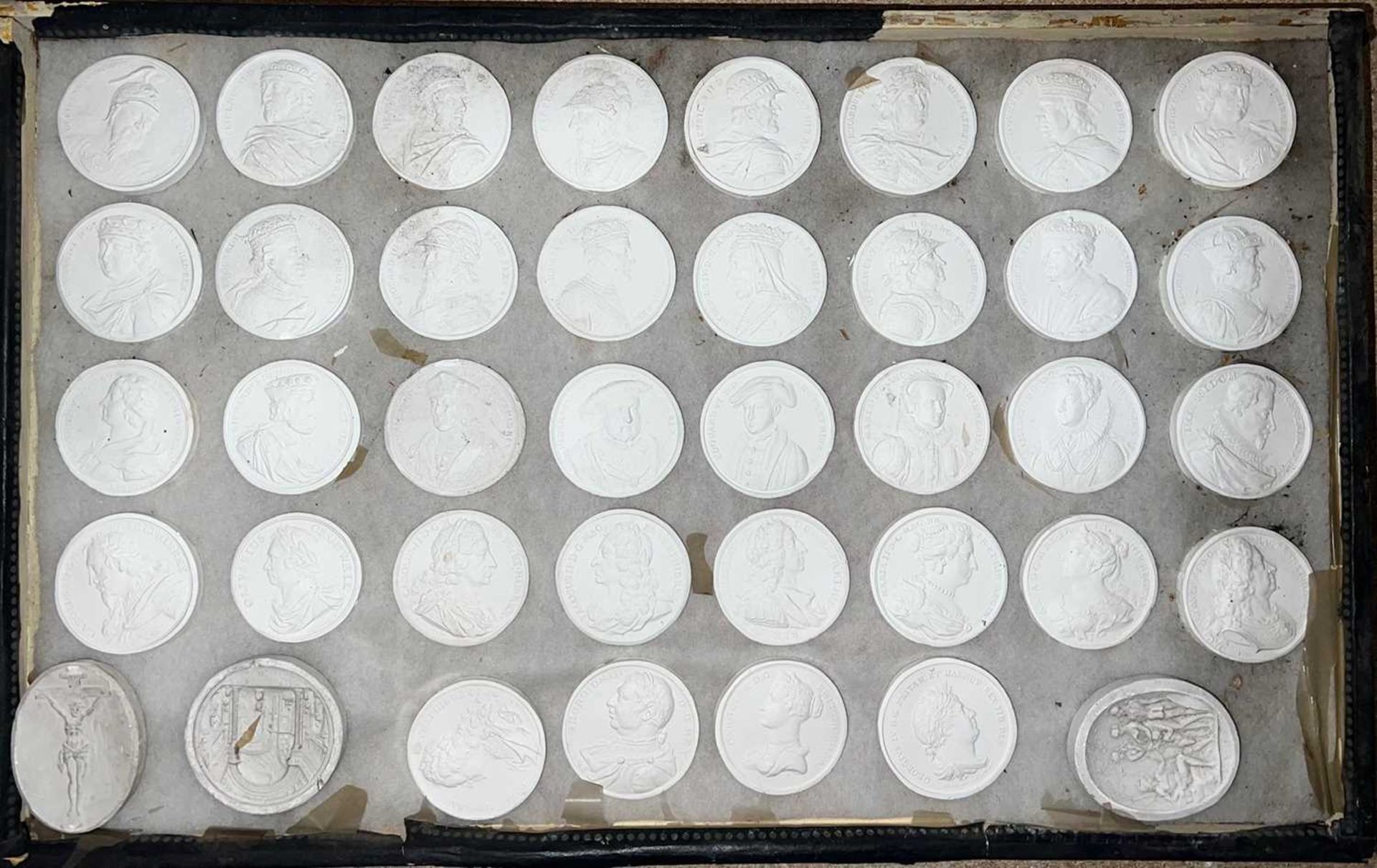 A LARGE COLLECTION OF 19TH CENTURY GRAND TOUR PLASTER INTAGLIOS, 225 APPROX. - Image 9 of 12