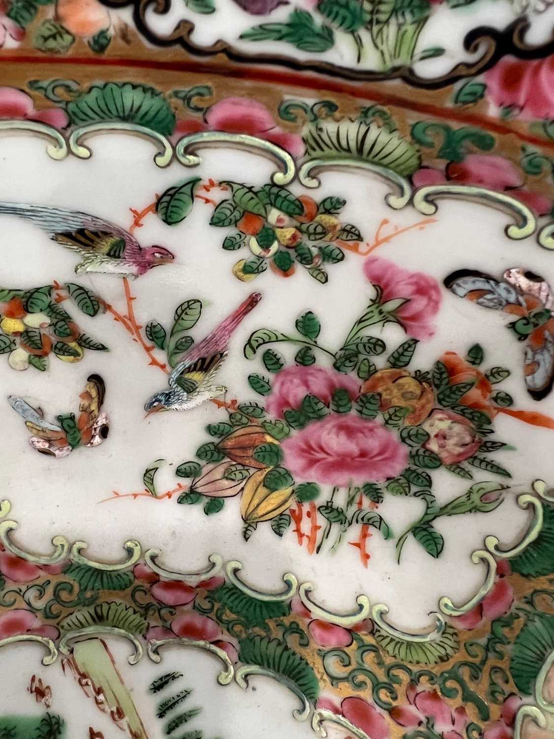 A LARGE LATE 19TH CENTURY CHINESE CANTON PORCELAIN BOWL - Image 5 of 7