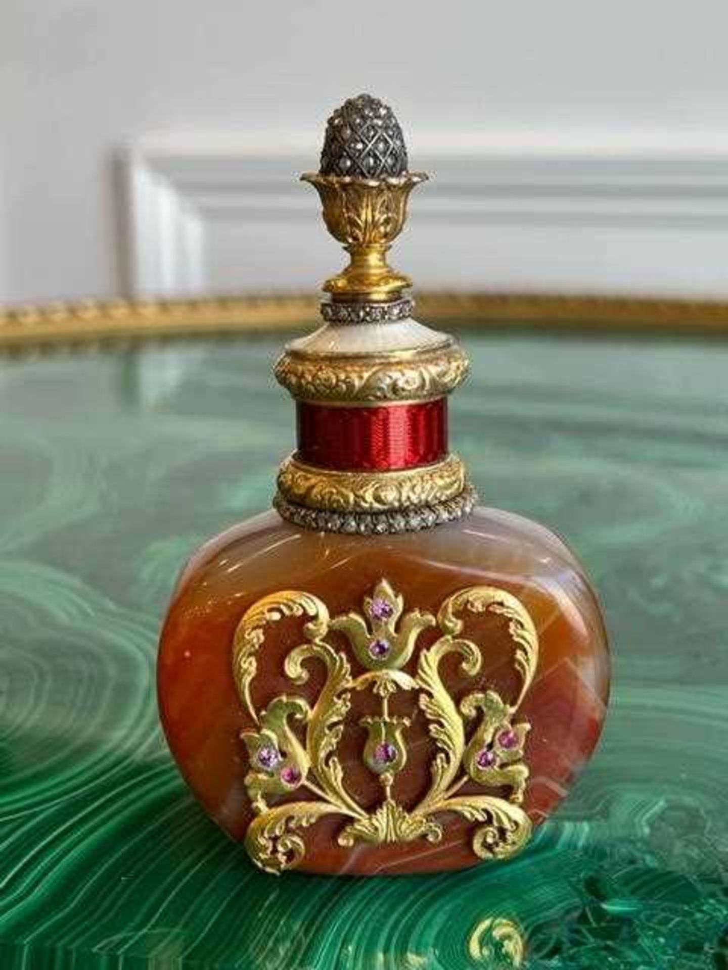 A FABERGE STYLE SILVER GILT, DIAMOND AND ENAMEL MOUNTED AGATE PERFUME BOTTLE - Image 6 of 14