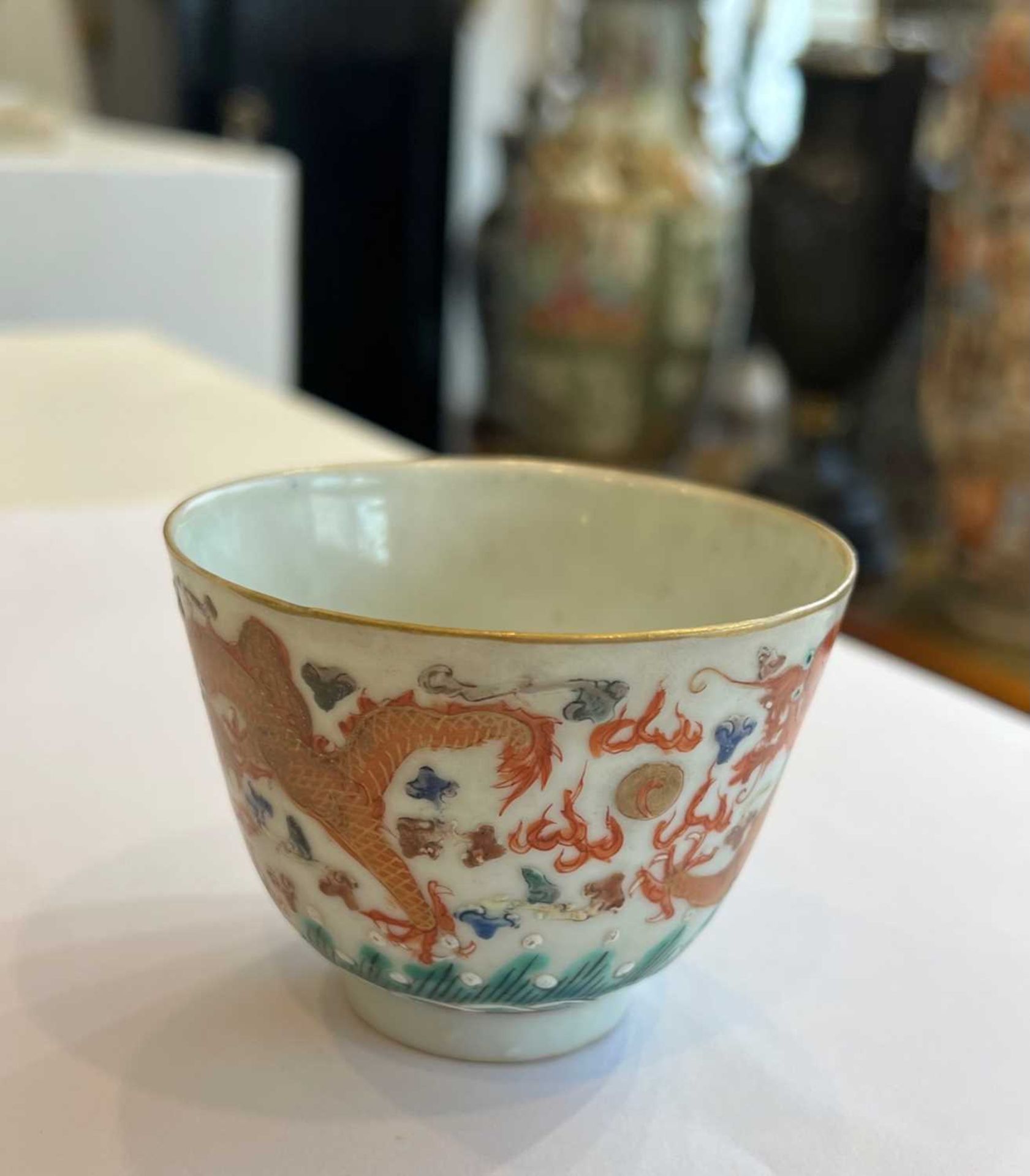 A 19TH CENTURY CHINESE GUANGXU PERIOD FAMILLE VERTE PORCELAIN WINE CUP - Image 7 of 11