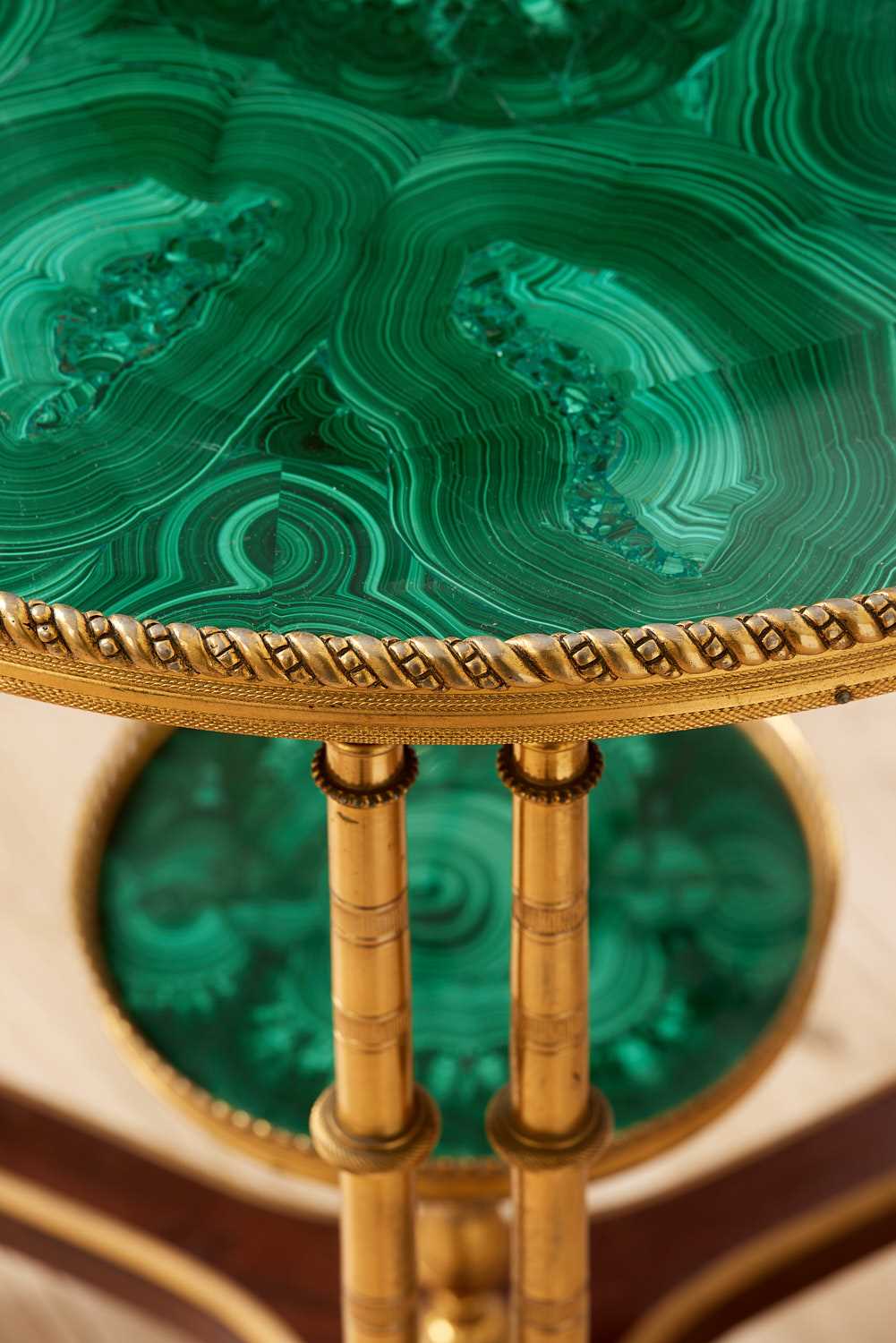 A FINE EARLY 20TH CENTURY MALACHITE AND ORMOLU MOUNTED TABLE - Image 3 of 4