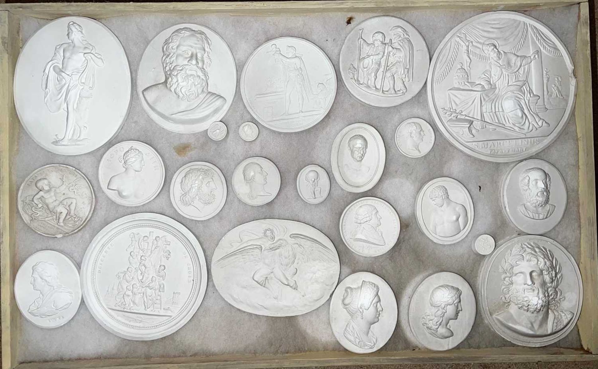 A LARGE COLLECTION OF 19TH CENTURY GRAND TOUR PLASTER INTAGLIOS, 225 APPROX. - Image 11 of 12