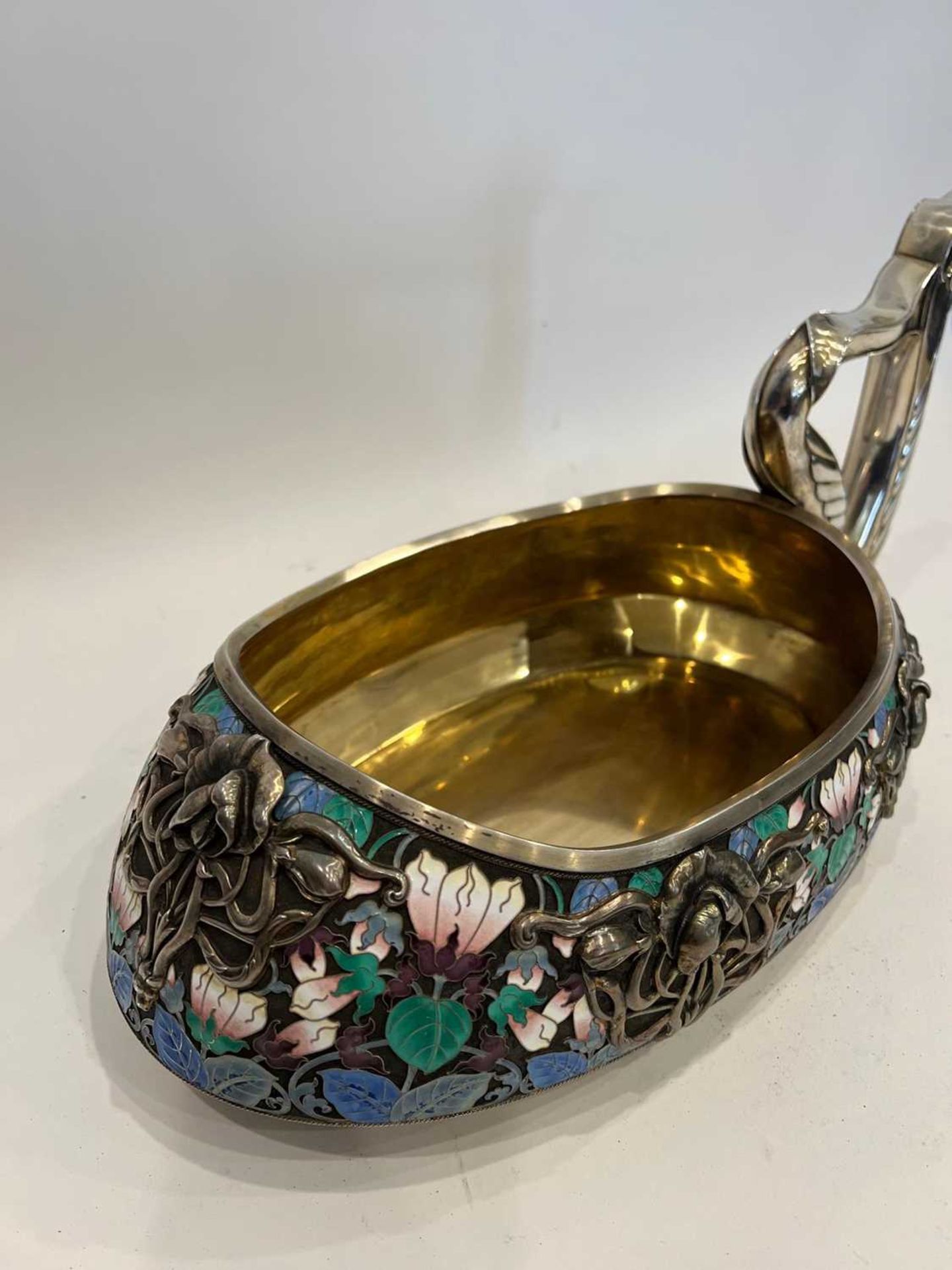 A MASSIVE EARLY 20TH CENTURY RUSSIAN SILVER AND ENAMEL KOVSH IN THE FORM OF A SWAN - Image 26 of 28