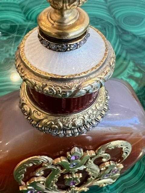 A FABERGE STYLE SILVER GILT, DIAMOND AND ENAMEL MOUNTED AGATE PERFUME BOTTLE - Image 10 of 14