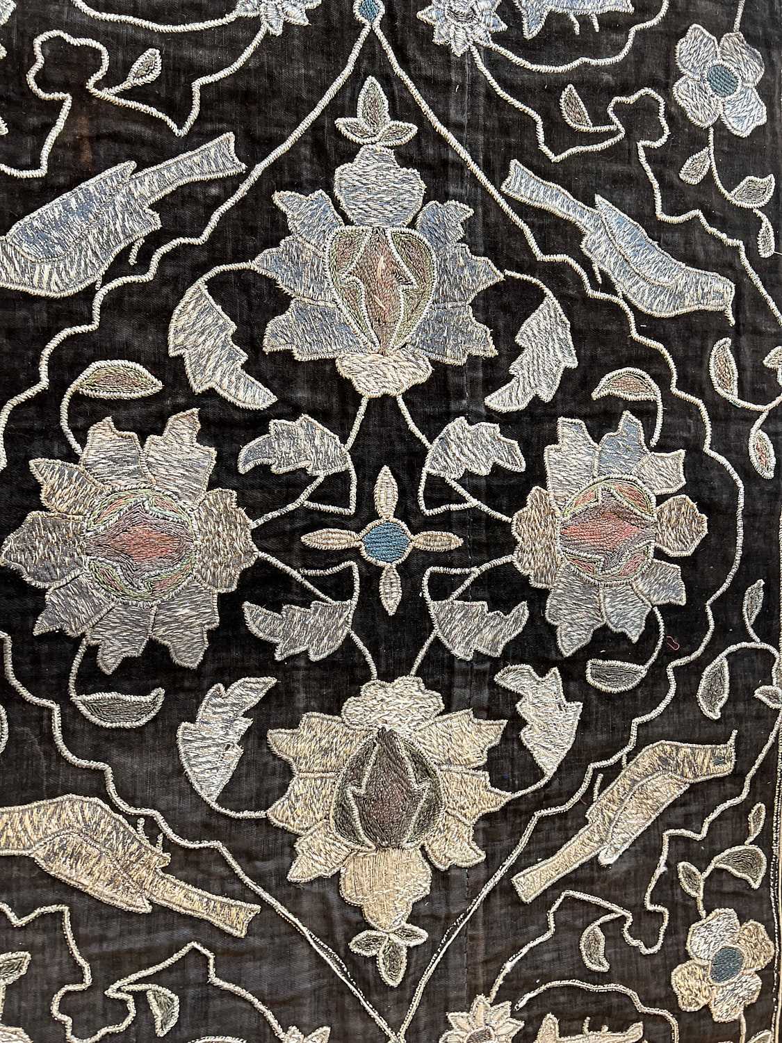 AN EARLY 19TH CENTURY OTTOMAN VELVET AND METAL THREAD TEXTILE, PERSIAN - Image 6 of 8