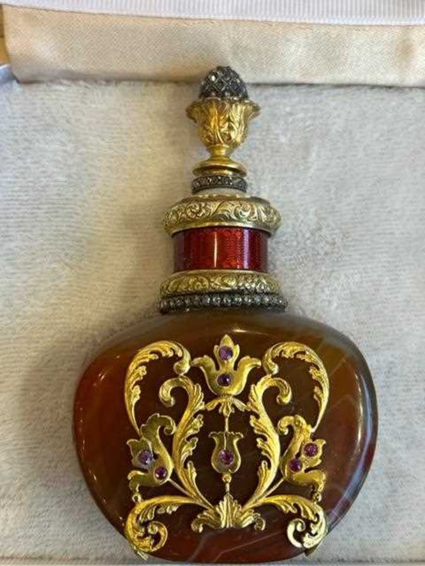 A FABERGE STYLE SILVER GILT, DIAMOND AND ENAMEL MOUNTED AGATE PERFUME BOTTLE - Image 12 of 14