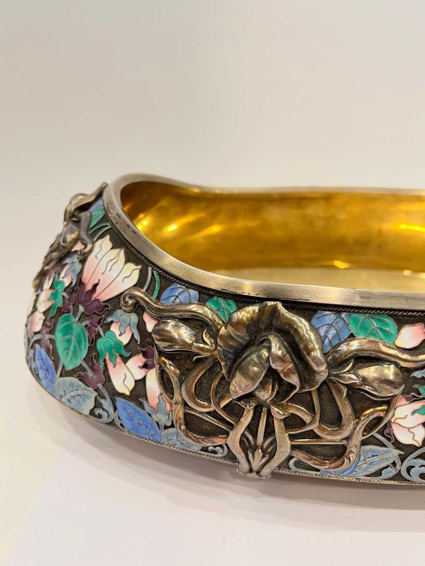 A MASSIVE EARLY 20TH CENTURY RUSSIAN SILVER AND ENAMEL KOVSH IN THE FORM OF A SWAN - Image 6 of 28