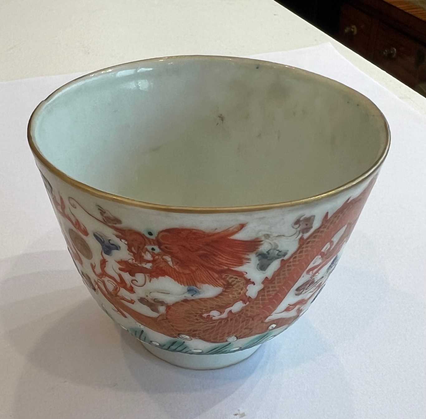 A 19TH CENTURY CHINESE GUANGXU PERIOD FAMILLE VERTE PORCELAIN WINE CUP - Image 4 of 11