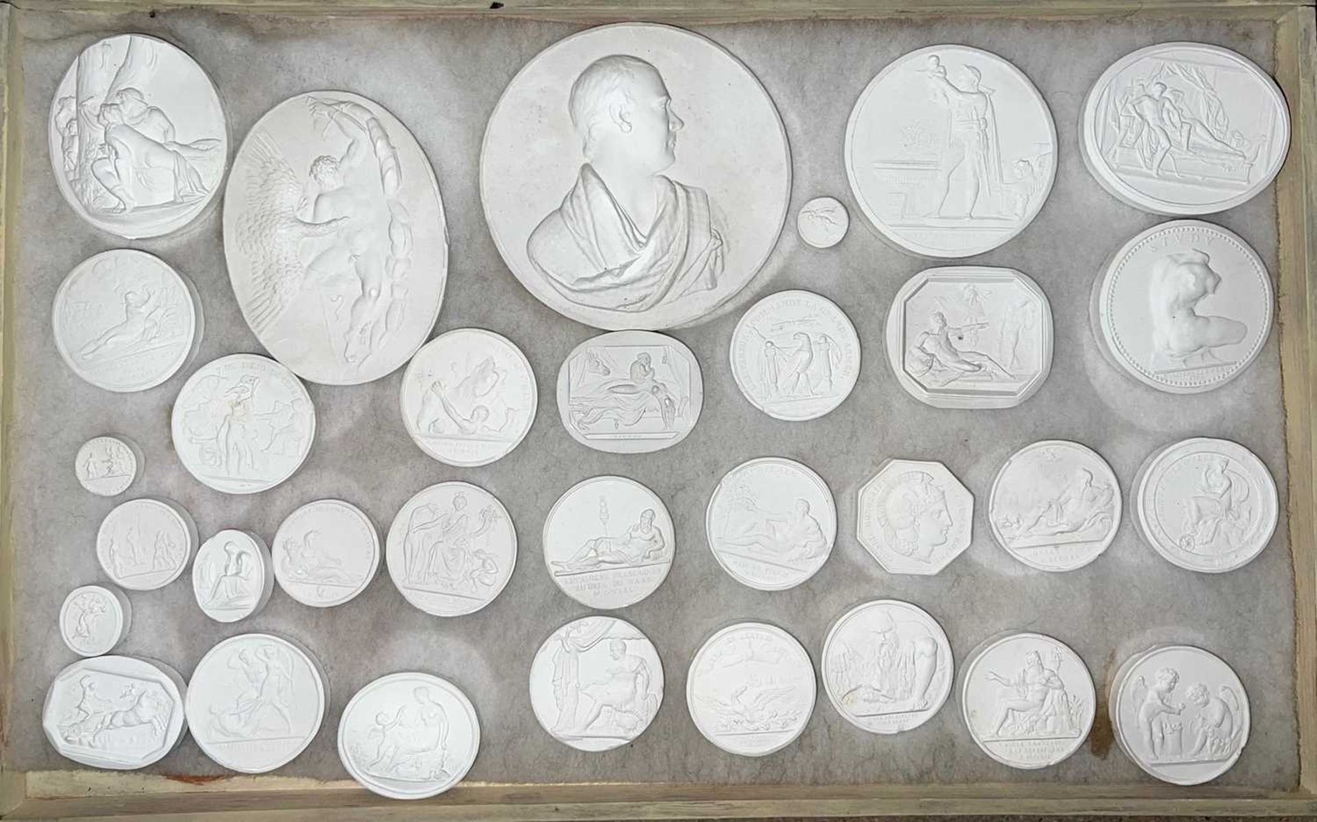 A LARGE COLLECTION OF 19TH CENTURY GRAND TOUR PLASTER INTAGLIOS, 225 APPROX. - Image 12 of 12