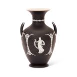 AN EARLY 20TH CENTURY WEDGWOOD BLACK JASPER VASE