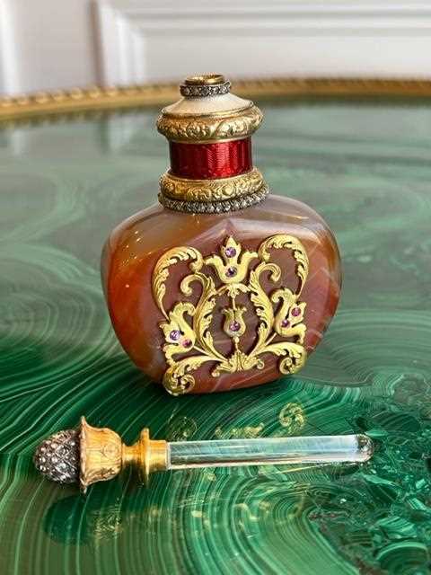 A FABERGE STYLE SILVER GILT, DIAMOND AND ENAMEL MOUNTED AGATE PERFUME BOTTLE - Image 5 of 14