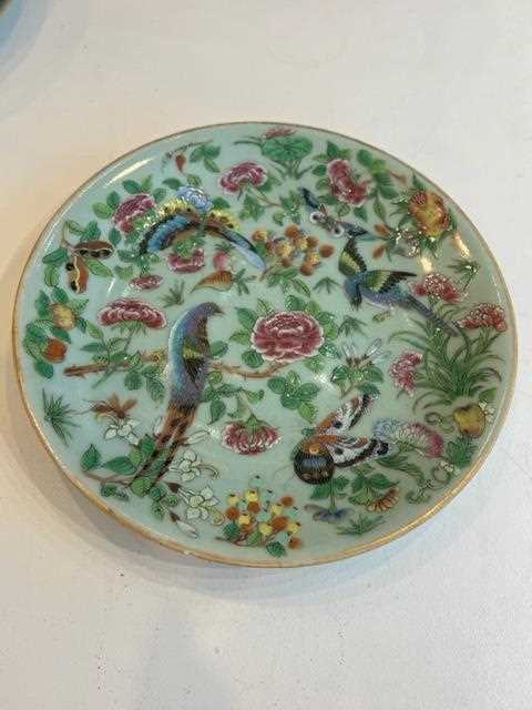 A SET OF SEVEN 19TH CENTURY CHINESE FAMILLE ROSE AND CELADON GLAZED PHOENIX PLATES - Image 9 of 16