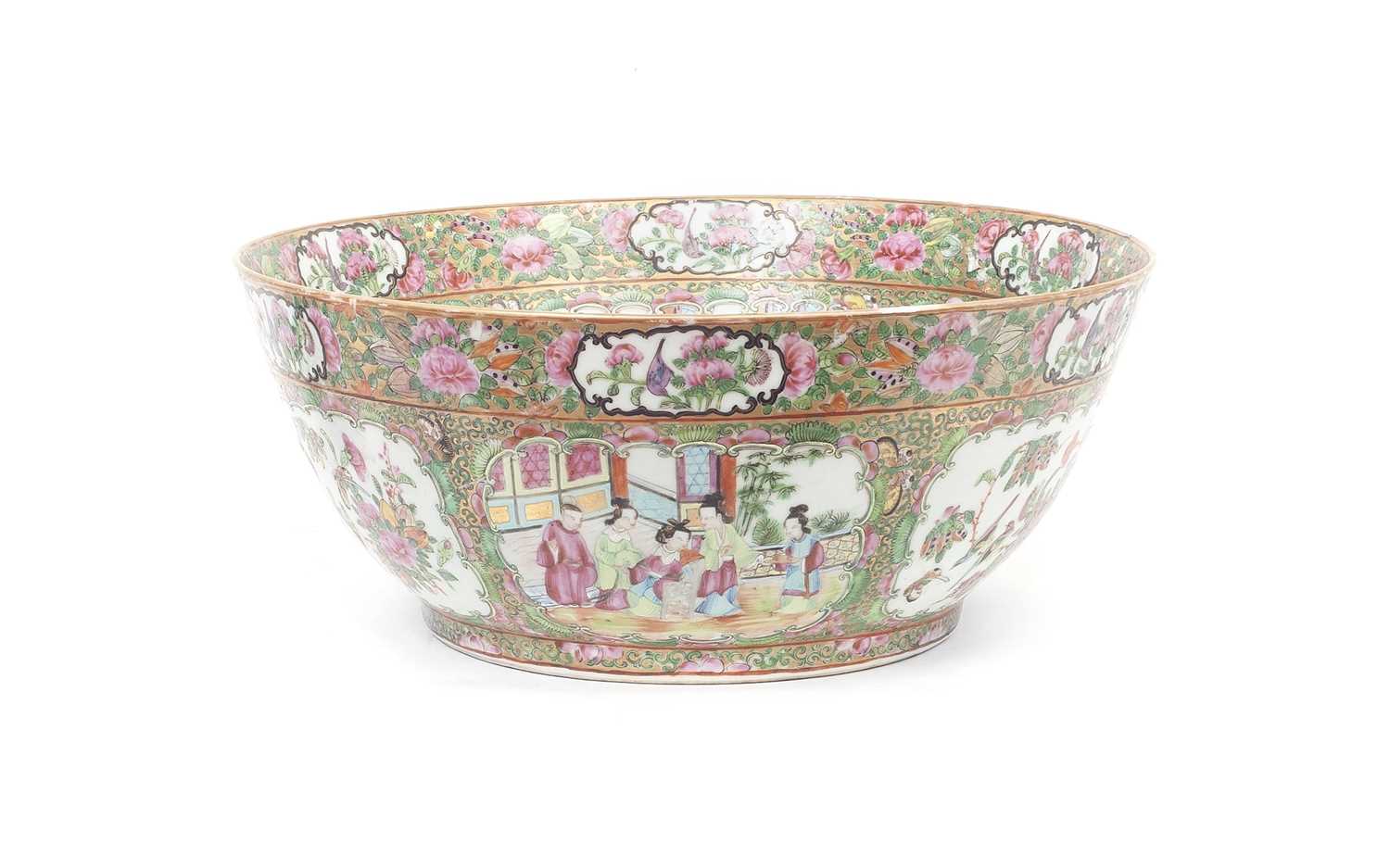 A LARGE LATE 19TH CENTURY CHINESE CANTON PORCELAIN BOWL