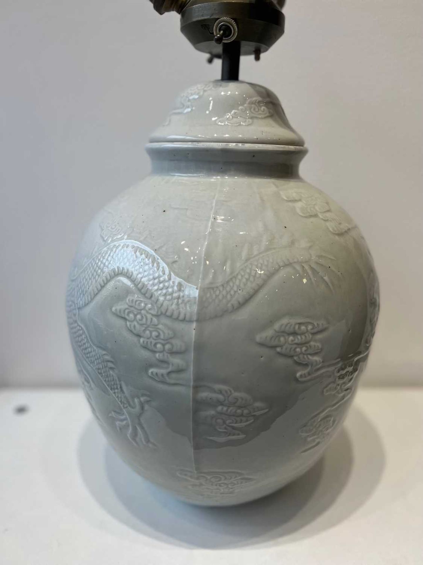 A CHINESE CELADON PORCELAIN VASE LAMP - Image 7 of 11