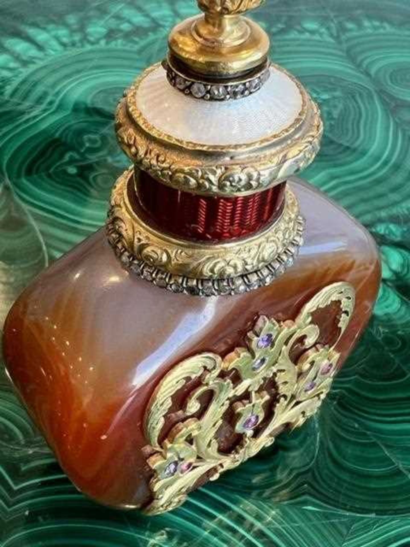 A FABERGE STYLE SILVER GILT, DIAMOND AND ENAMEL MOUNTED AGATE PERFUME BOTTLE - Image 14 of 14