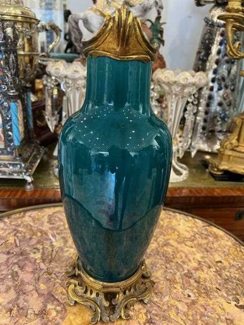 A FINE 19TH CENTURY ORMOLU MOUNTED CHINESE TURQUOISE VASE - Image 11 of 12