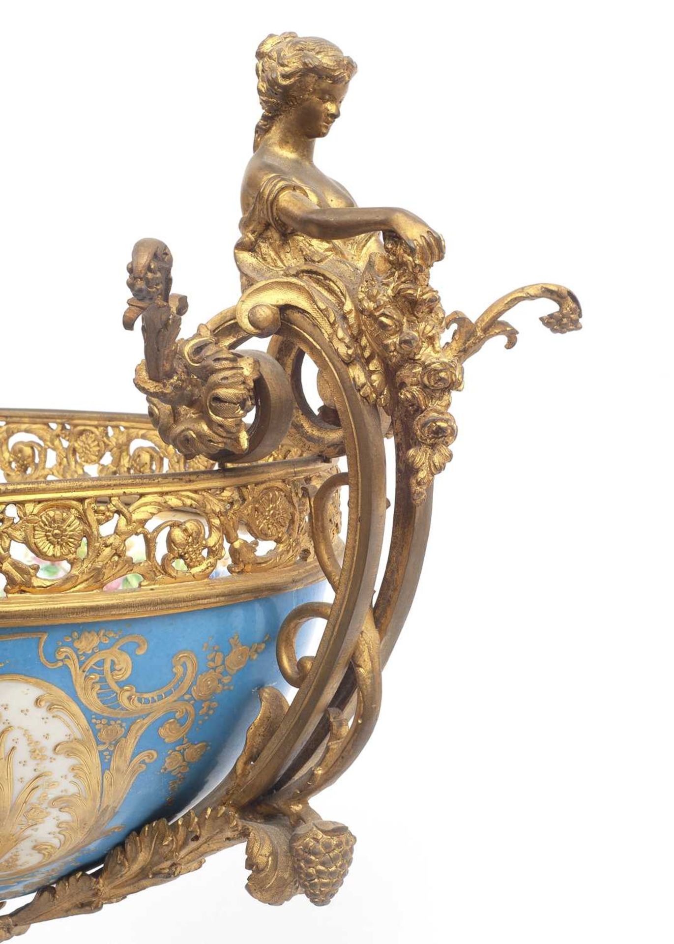 A VERY LARGE LATE 19TH CENTURY FRENCH SEVRES STYLE PORCELAIN AND ORMOLU MOUNTED JARDINIERE - Image 4 of 4