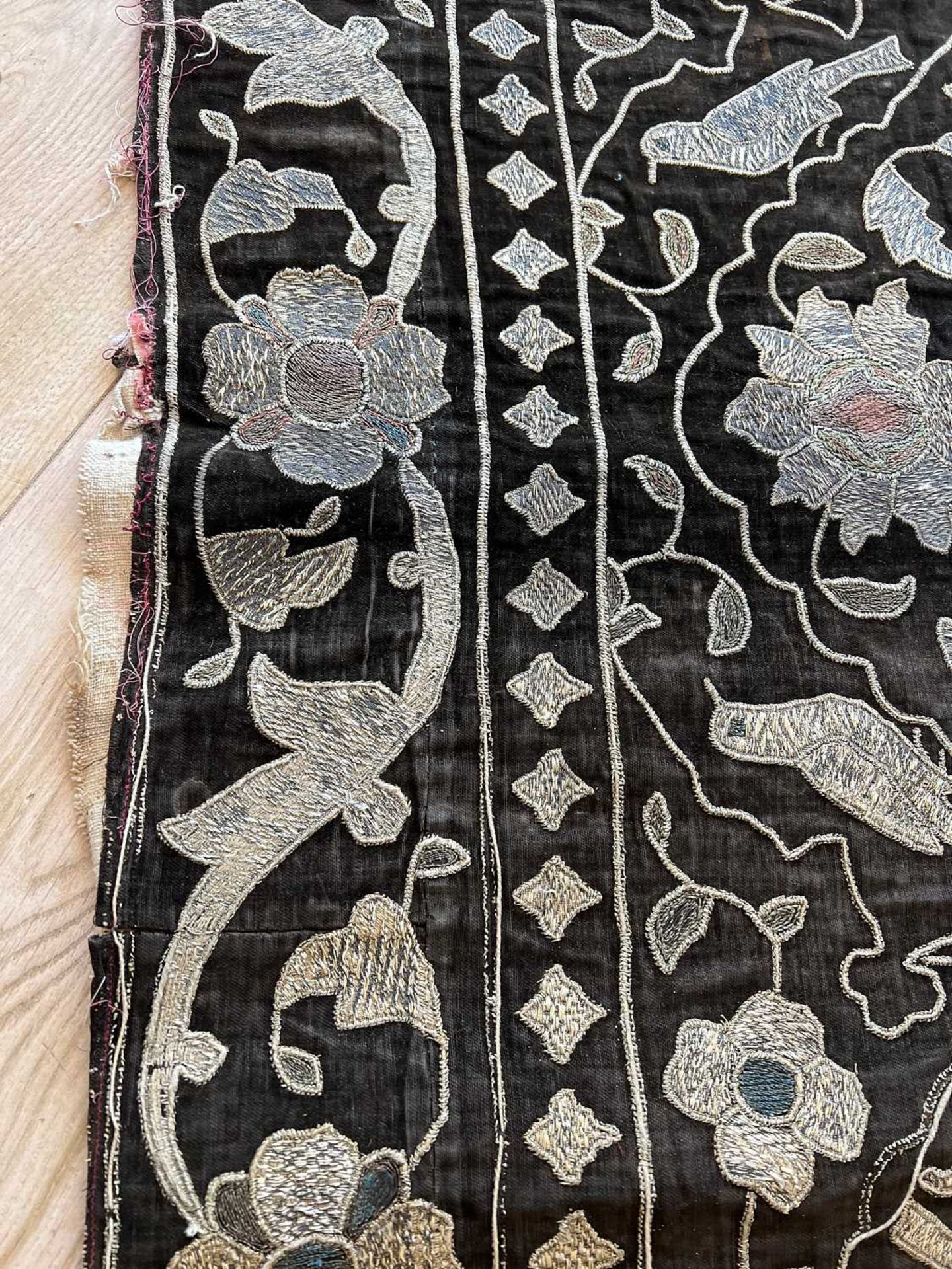 AN EARLY 19TH CENTURY OTTOMAN VELVET AND METAL THREAD TEXTILE, PERSIAN - Image 5 of 8