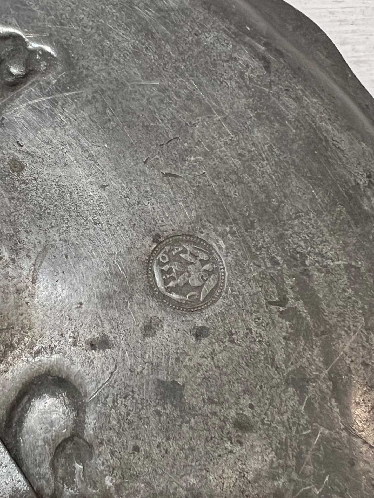 A 19TH CENTURY PEWTER DISH WITH LION RAMPANT - Image 4 of 4