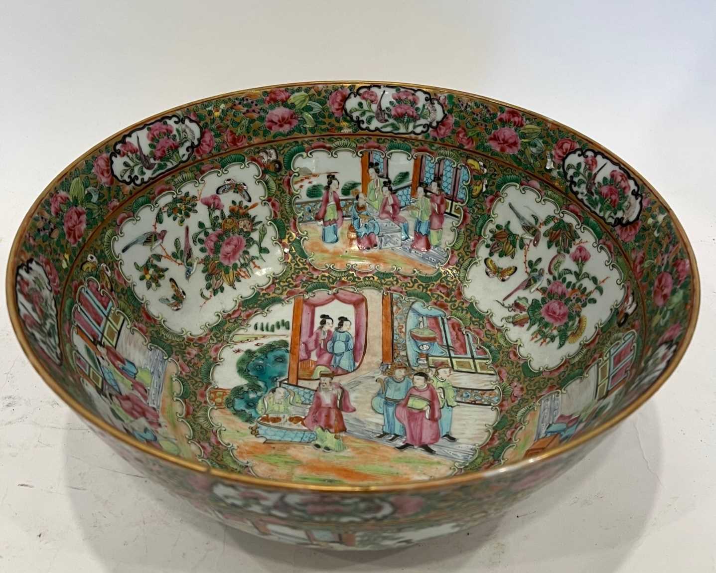 A LARGE LATE 19TH CENTURY CHINESE CANTON PORCELAIN BOWL - Image 4 of 7