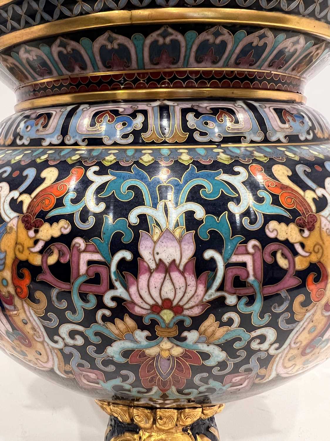 A CHINESE CLOISONNE ENAMEL AND ORMOUL MOUNTED TRIPOD CENSER - Image 4 of 5