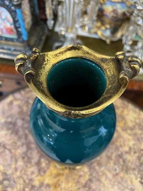 A FINE 19TH CENTURY ORMOLU MOUNTED CHINESE TURQUOISE VASE - Image 8 of 12