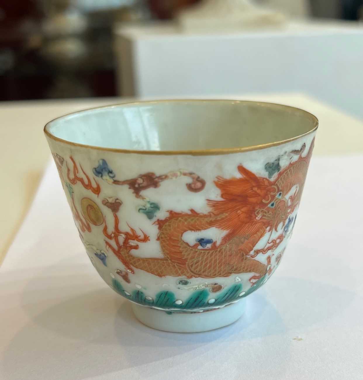 A 19TH CENTURY CHINESE GUANGXU PERIOD FAMILLE VERTE PORCELAIN WINE CUP - Image 10 of 11