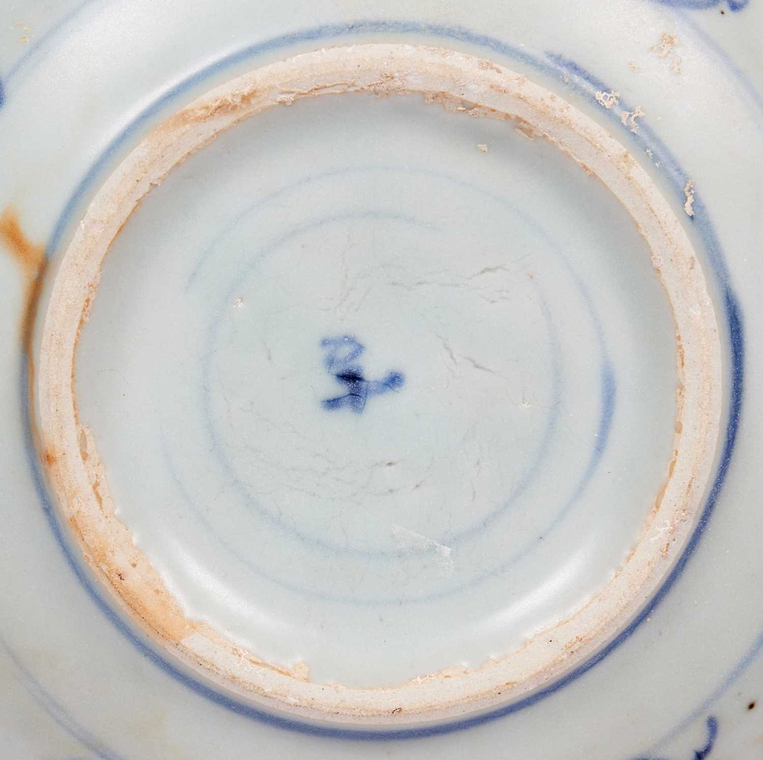 AN EARLY 19TH CENTURY CHINESE PORCELAIN PLATE RECOVERED FROM A SHIP WRECK - Image 2 of 2