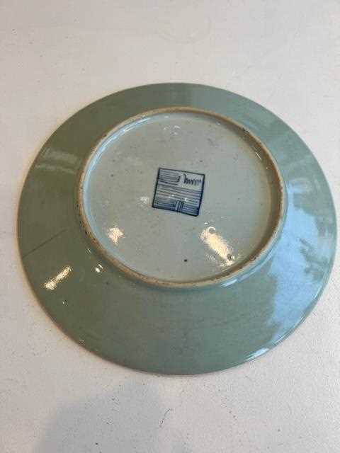 A SET OF SEVEN 19TH CENTURY CHINESE FAMILLE ROSE AND CELADON GLAZED PHOENIX PLATES - Image 5 of 16