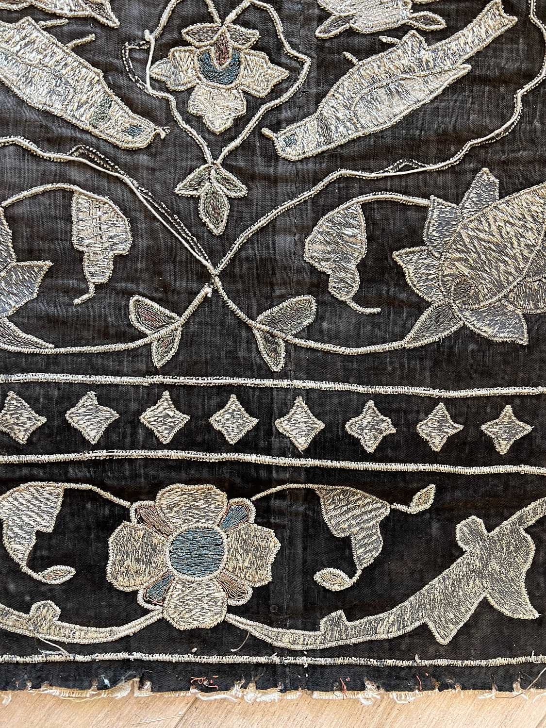 AN EARLY 19TH CENTURY OTTOMAN VELVET AND METAL THREAD TEXTILE, PERSIAN - Image 2 of 8