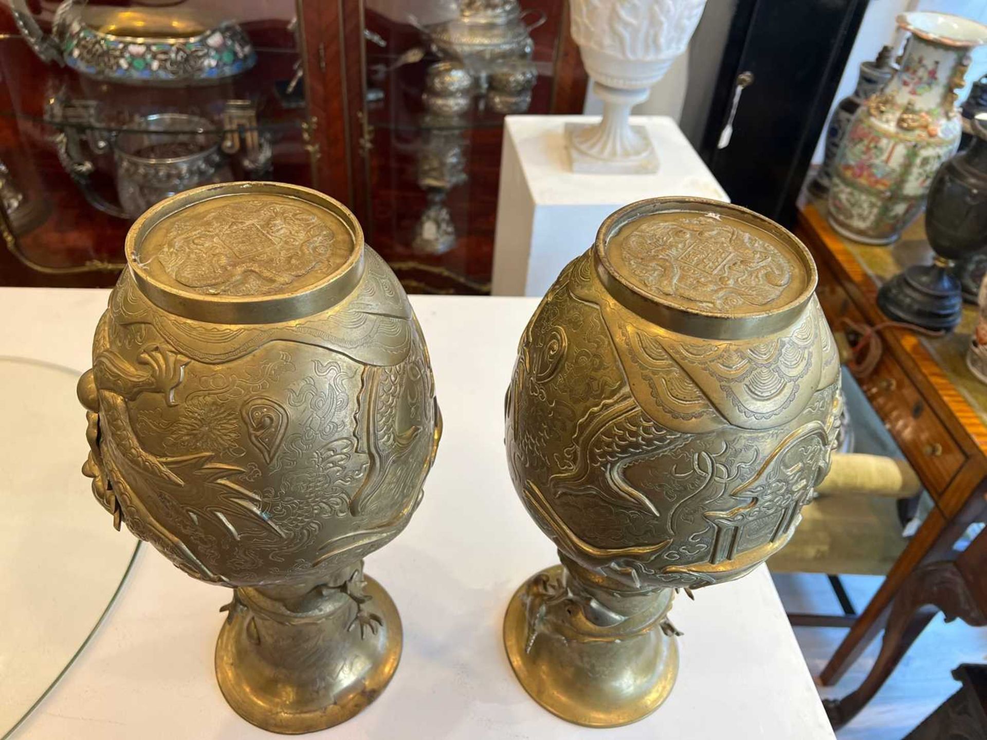 A PAIR OF CHINESE BRONZE DRAGON VASES - Image 6 of 11