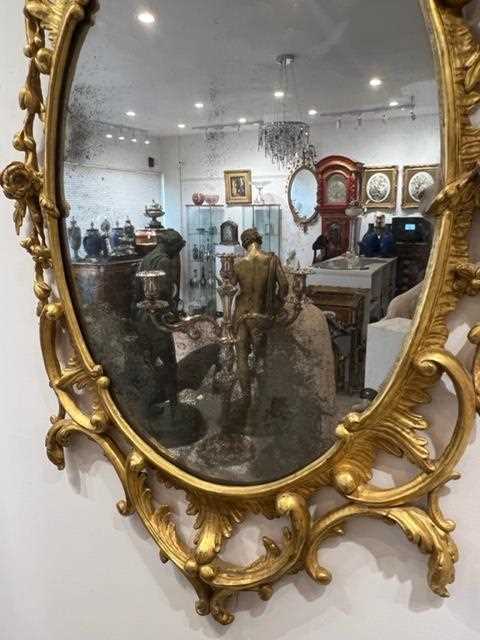 A GEORGE III CHIPPENDALE STYLE GILTWOOD MIRROR - Image 10 of 11