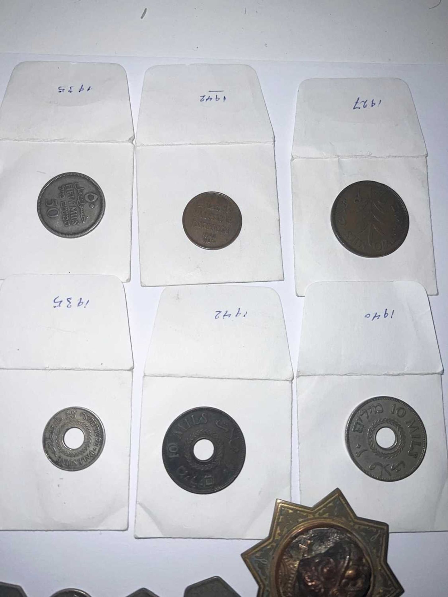 A COLLECTION OF PALESTINIAN COINS AND METALWARE - Image 2 of 4