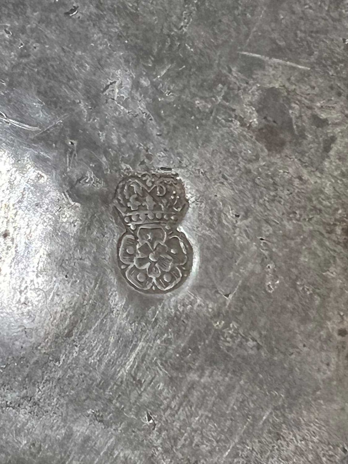 A 19TH CENTURY PEWTER DISH WITH LION RAMPANT - Image 3 of 4