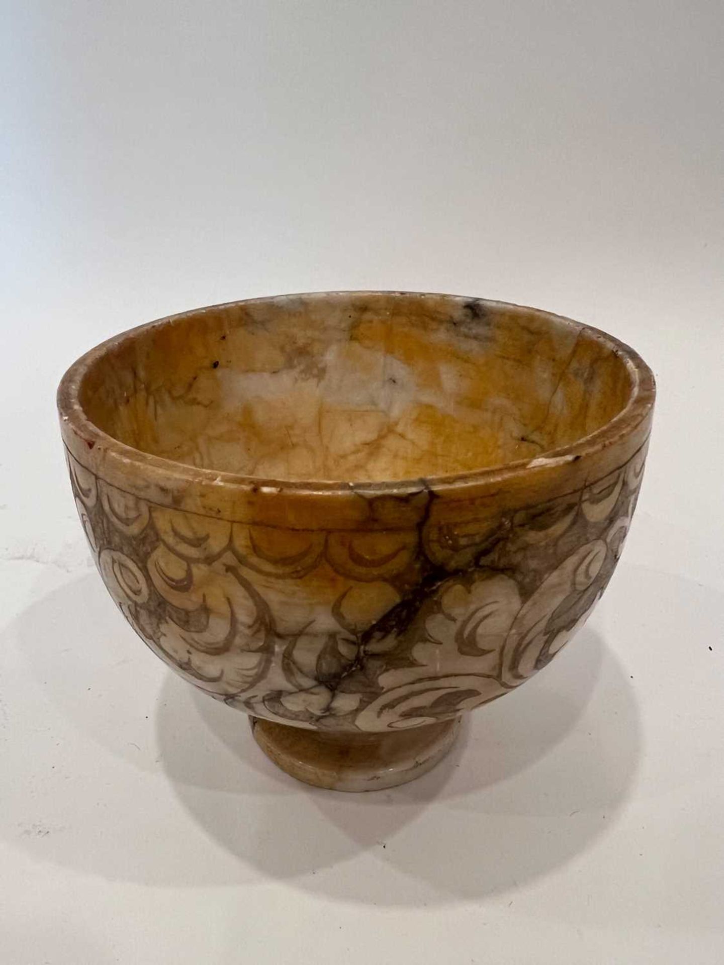 AN 18TH / 19TH CENTURY ITALIAN CARVED ALABASTER BOWL - Image 6 of 6
