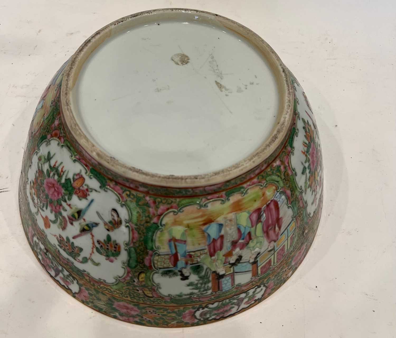 A LARGE LATE 19TH CENTURY CHINESE CANTON PORCELAIN BOWL - Image 3 of 7