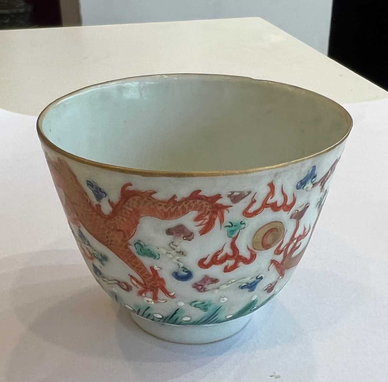 A 19TH CENTURY CHINESE GUANGXU PERIOD FAMILLE VERTE PORCELAIN WINE CUP - Image 3 of 11