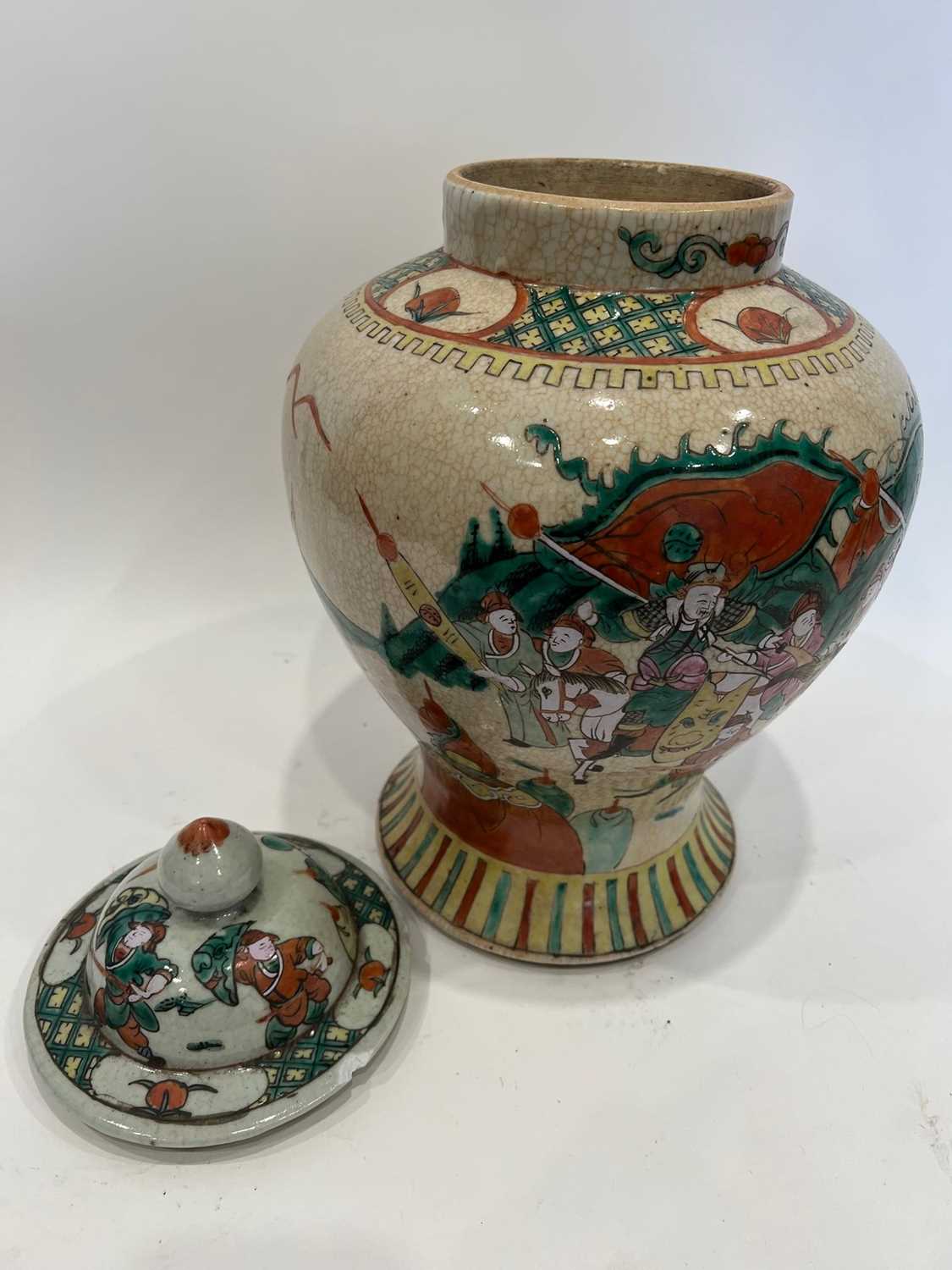 A LARGE 19TH CENTURY CHINESE CRACKLE GLAZED FAMILLE VERTE JAR AND COVER - Image 4 of 4