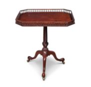 A GEORGE III PERIOD MAHOGANY TILT TOP TEA TABLE