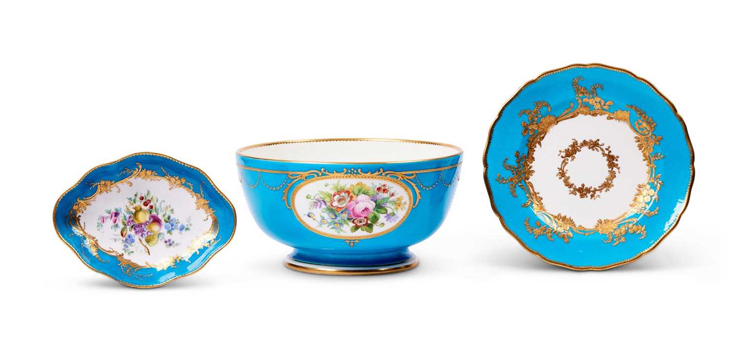 THREE 18TH / 19TH CENTURY BLUE CELESTE AND GILT DECORATED PORCELAIN ITEMS