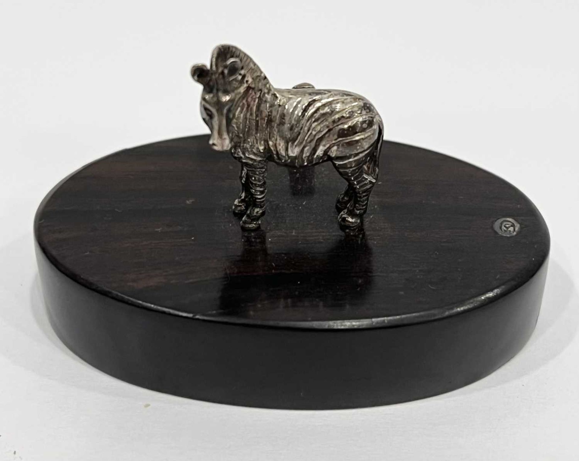 A SET OF FOUR PATRICK MAVROS SILVER MINIATURE ANIMAL PLACE CARD HOLDERS - Image 3 of 5