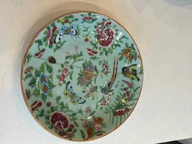 A SET OF SEVEN 19TH CENTURY CHINESE FAMILLE ROSE AND CELADON GLAZED PHOENIX PLATES - Image 16 of 16