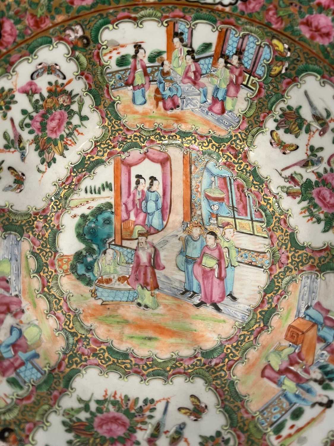 A LARGE LATE 19TH CENTURY CHINESE CANTON PORCELAIN BOWL - Image 7 of 7