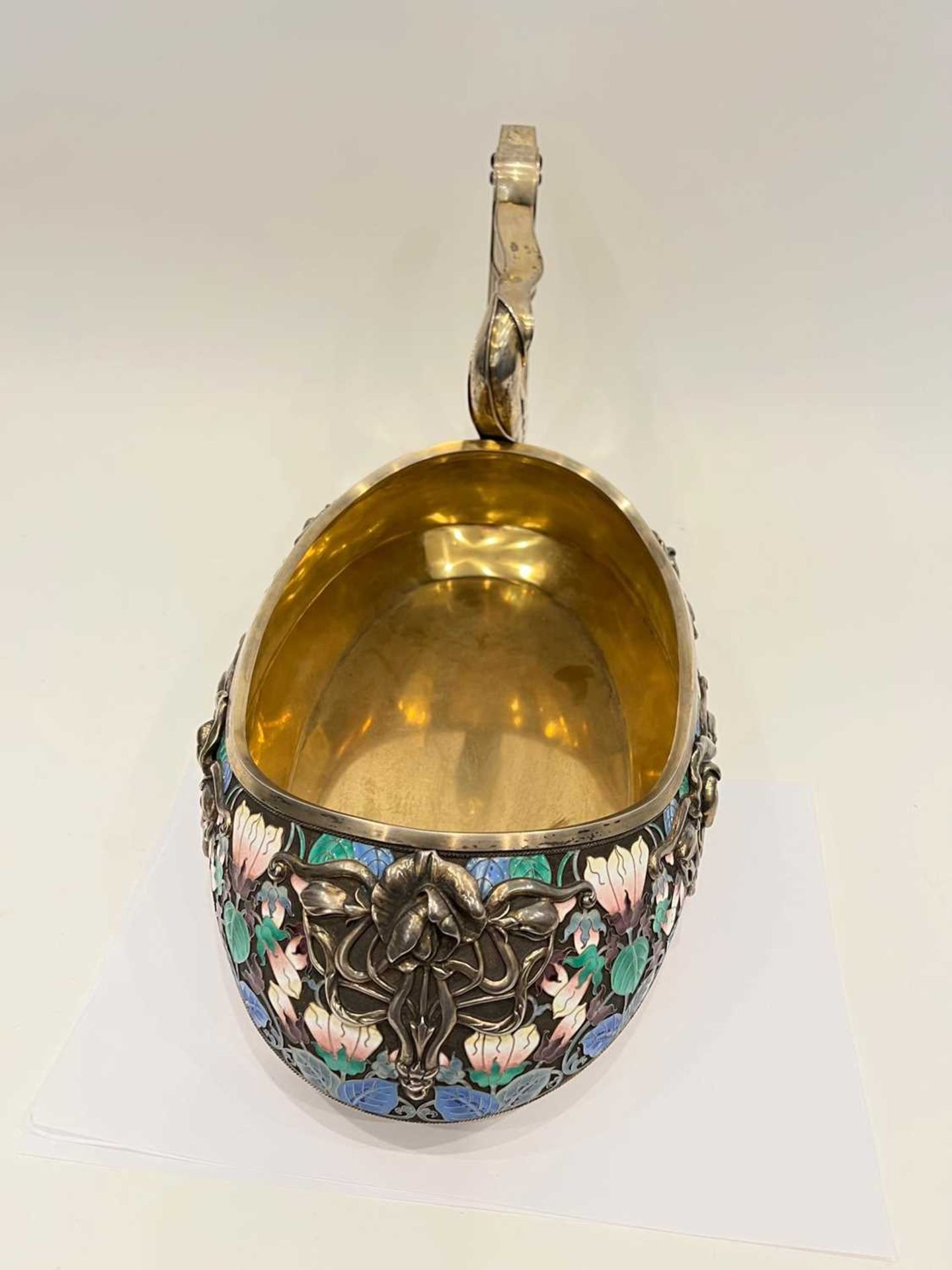 A MASSIVE EARLY 20TH CENTURY RUSSIAN SILVER AND ENAMEL KOVSH IN THE FORM OF A SWAN - Image 16 of 28