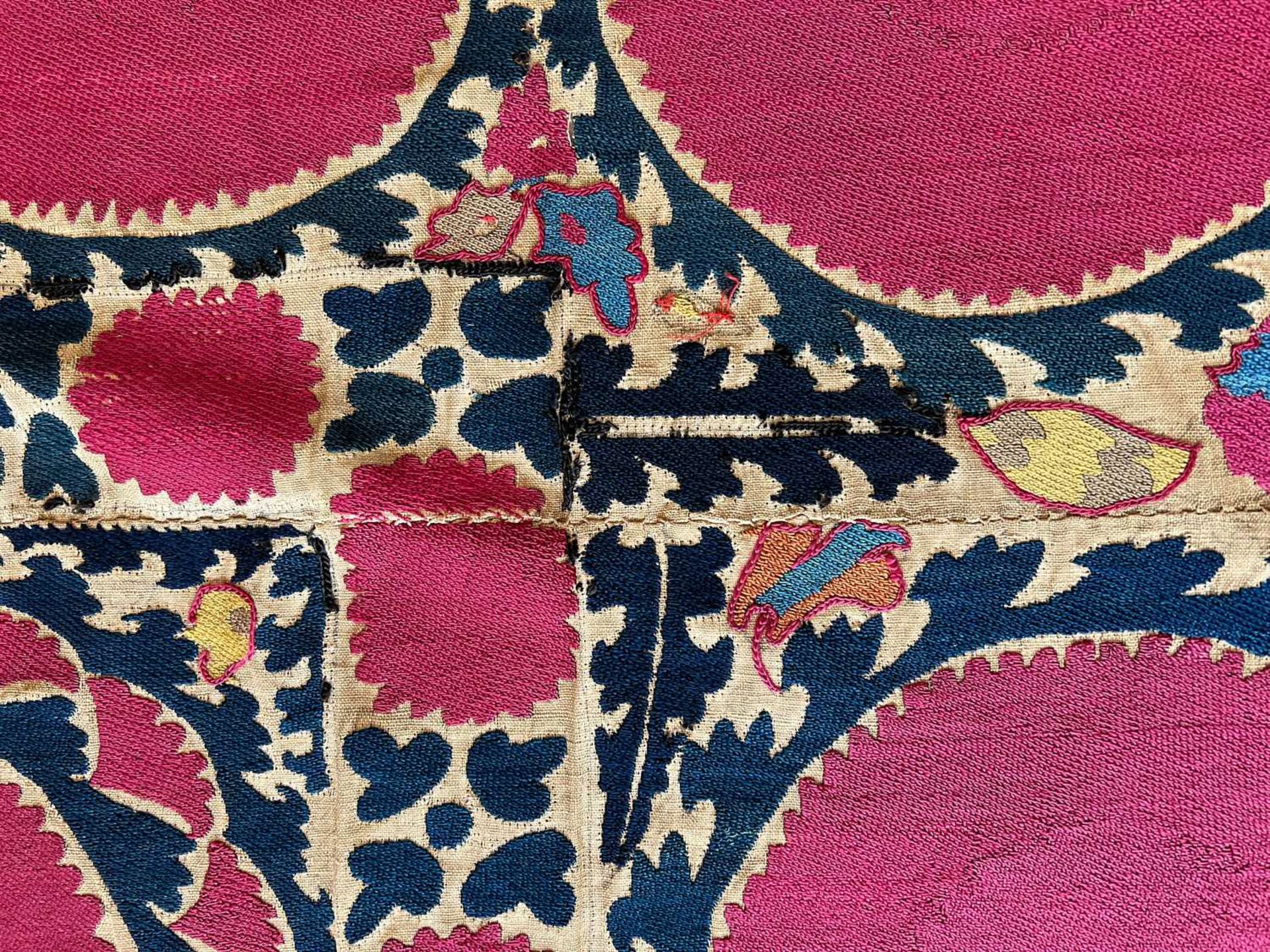 A 19TH CENTURY SUZANI EMBROIDERED COVERLET / WALL HANGING - Image 7 of 7